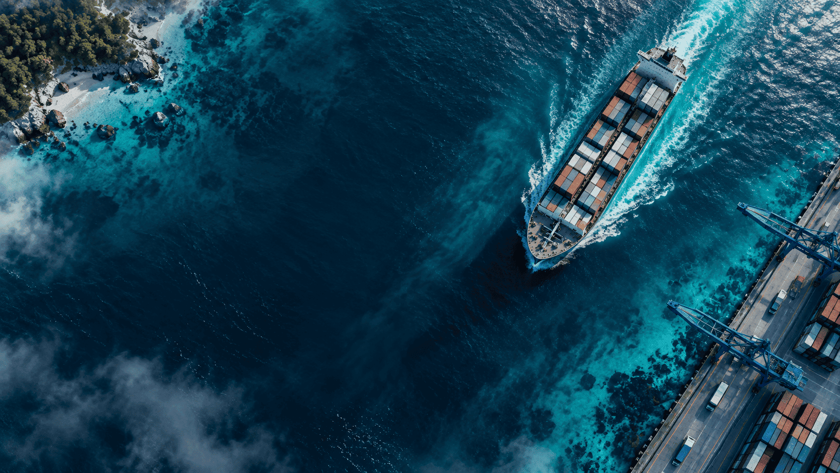 Vista aérea de um navio porta-contêineres navegando em águas azul-turquesa próximo a um porto com guindastes e pátio de contêineres, litoral rochoso ao fundo, iluminação natural clara, ângulo aéreo panorâmico, fotografia realista